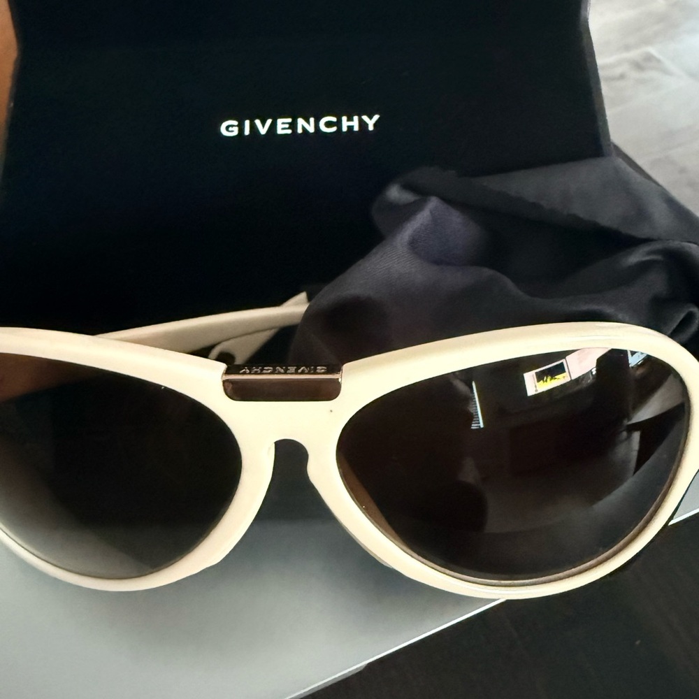 Givenchy Cream Oversized Sunglasses | Gold Logo | Luxe Designer Shades | - Picture 5 of 5